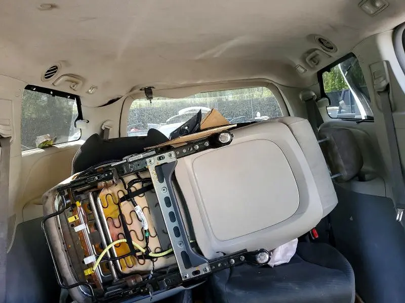 2011 TOYOTA SIENNA LE 8-PASSENGER  