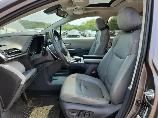 2021 TOYOTA SIENNA XLE  