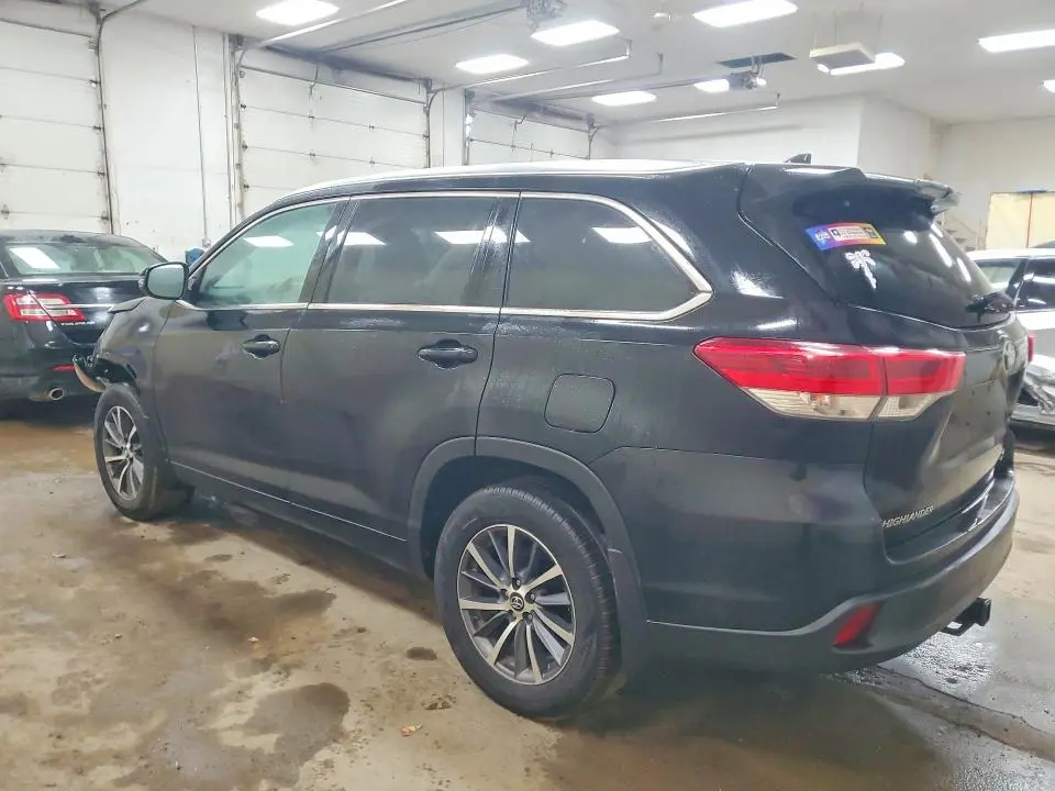 2017 TOYOTA HIGHLANDER SE  