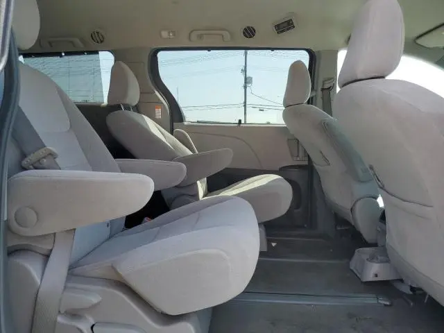 2017 TOYOTA SIENNA LE  