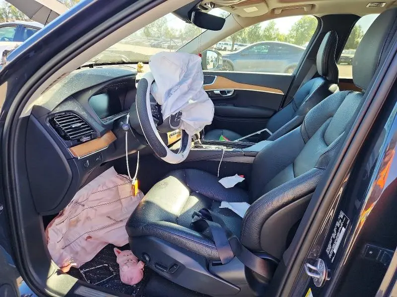 2022 VOLVO XC90 T6 MOMENTUM  