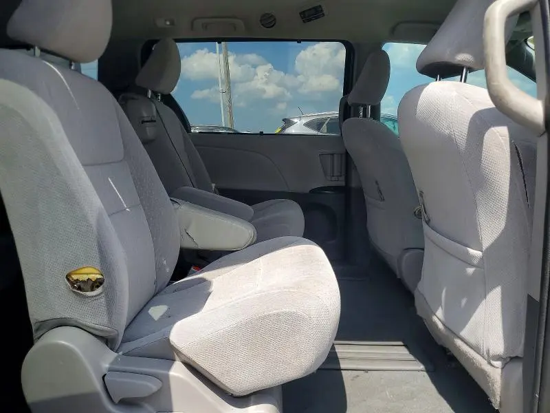 2020 TOYOTA SIENNA LE  