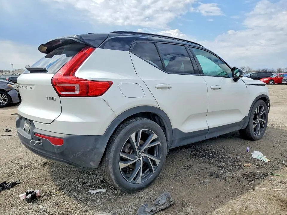 2022 VOLVO XC40 T5 R-DESIGN  