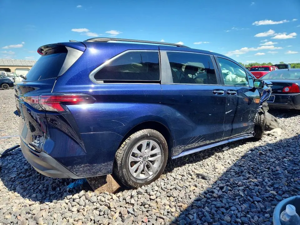 2022 TOYOTA SIENNA XLE  