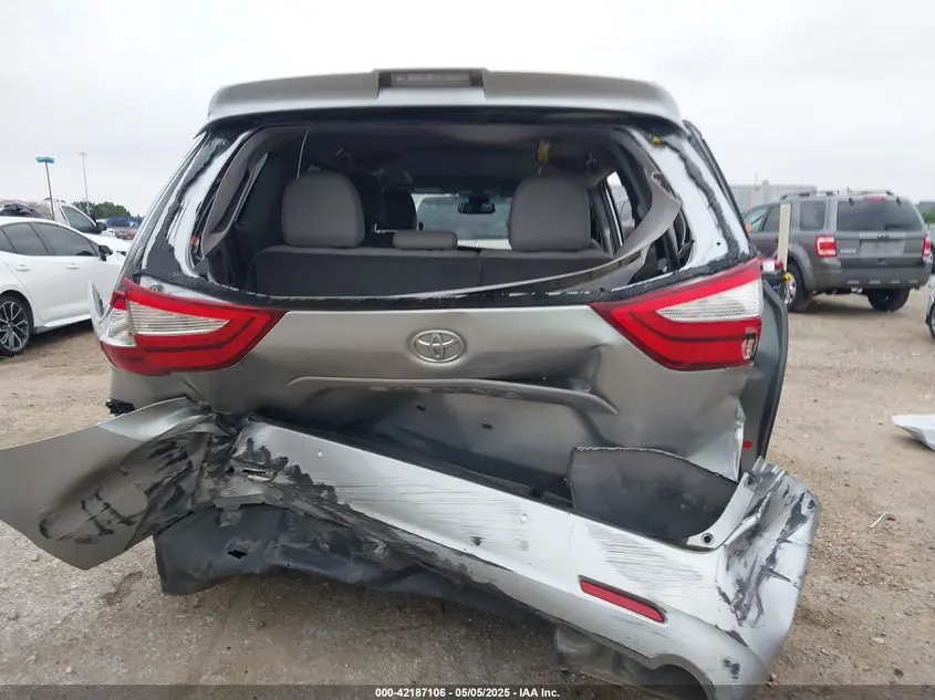 2019 TOYOTA SIENNA XLE 8 PASSENGER