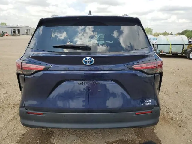 2022 TOYOTA SIENNA XLE  
