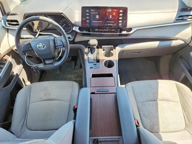 2022 TOYOTA SIENNA LE  