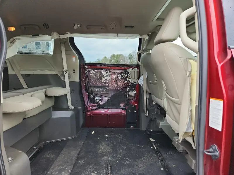 2020 TOYOTA SIENNA XLE 8-PASSENGER  