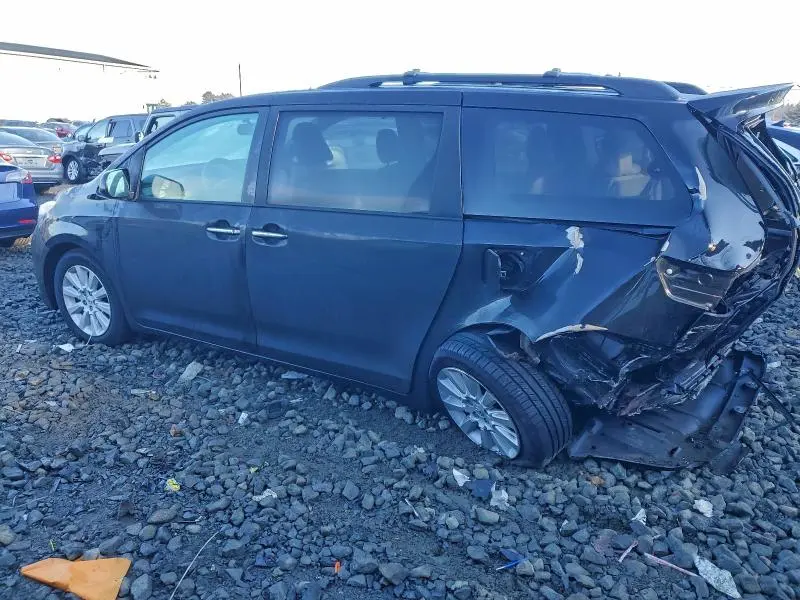 2013 TOYOTA SIENNA XLE  