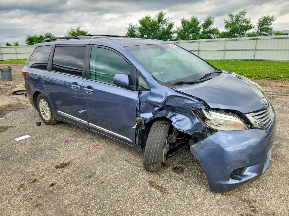 2017 TOYOTA SIENNA XLE PREMIUM 8-PASSENGER  