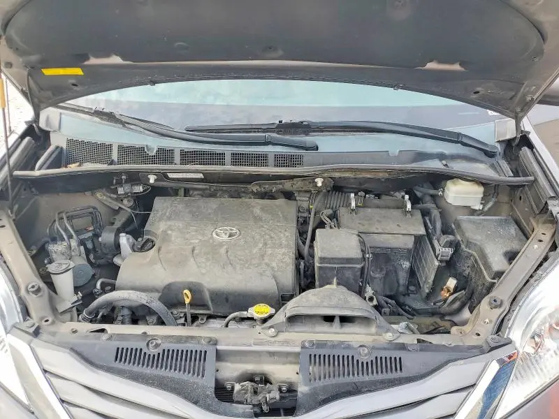 2014 TOYOTA SIENNA XLE 8-PASSENGER  