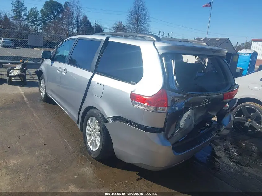 2013 TOYOTA SIENNA XLE V6 8 PASSENGER
