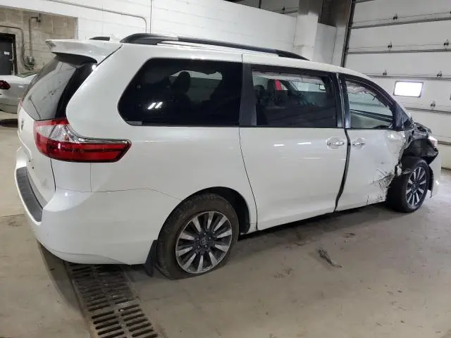 2019 TOYOTA SIENNA XLE  