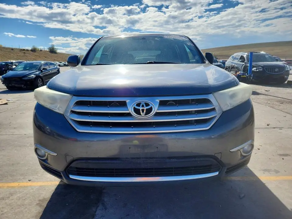 2011 TOYOTA HIGHLANDER SE  