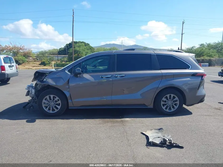 2022 TOYOTA SIENNA XLE