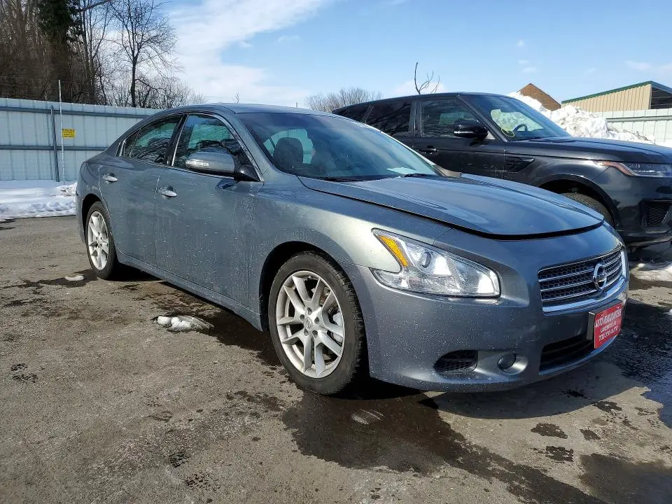 2010 NISSAN MAXIMA S  