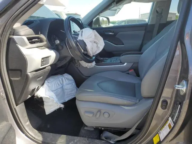 2021 TOYOTA HIGHLANDER XLE  