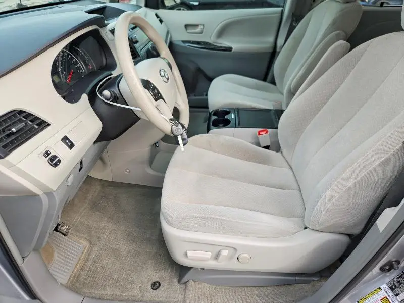 2014 TOYOTA SIENNA LE  