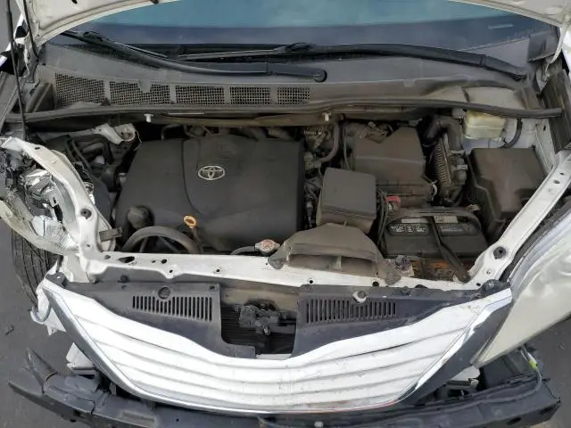 2017 TOYOTA SIENNA LE  