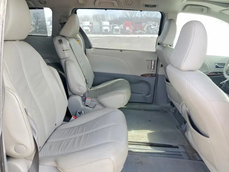 2012 TOYOTA SIENNA XLE  
