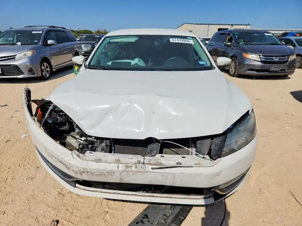 2013 VOLKSWAGEN PASSAT SE  