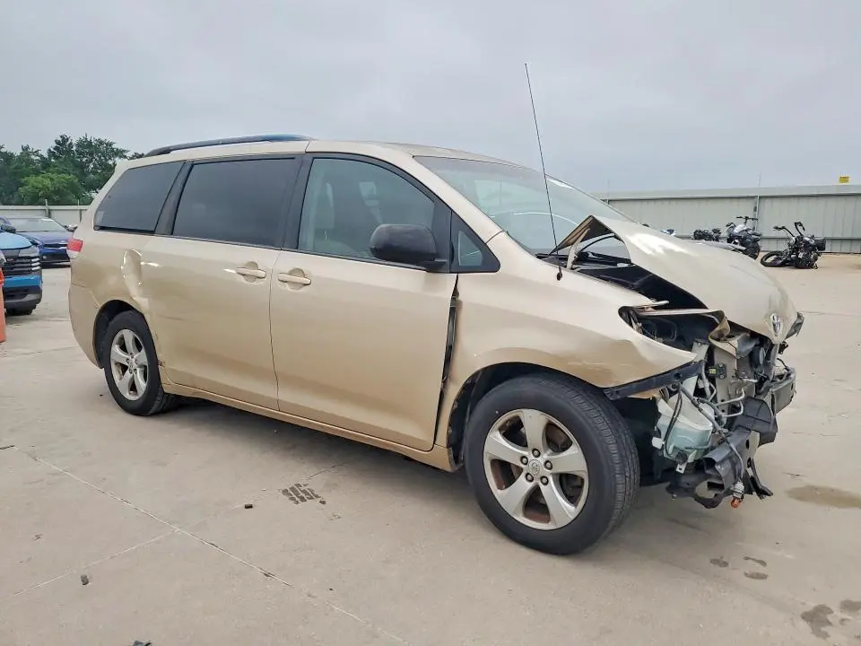 2013 TOYOTA SIENNA LE  