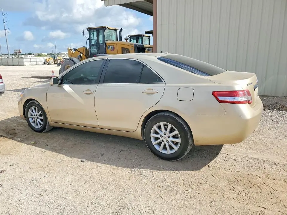 2011 TOYOTA CAMRY XLE  