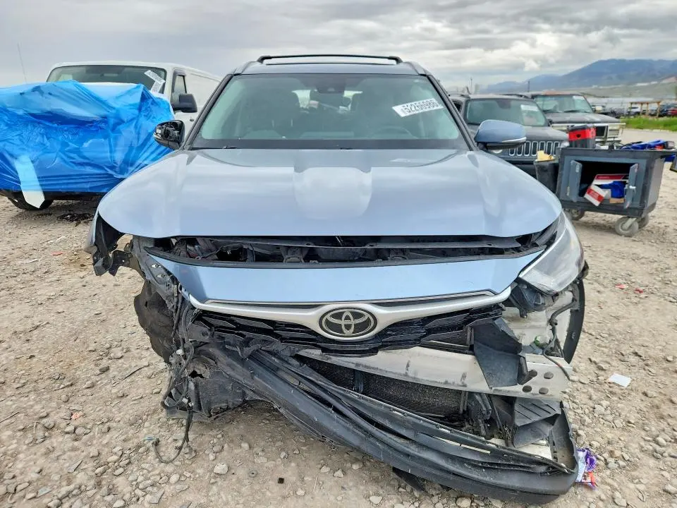 2022 TOYOTA HIGHLANDER XLE  