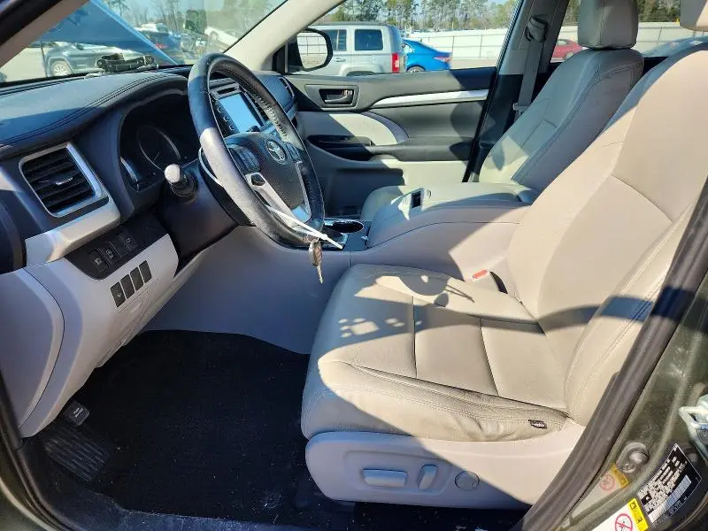 2019 TOYOTA HIGHLANDER LE  