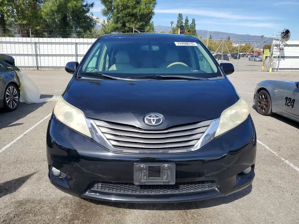 2011 TOYOTA SIENNA XLE  
