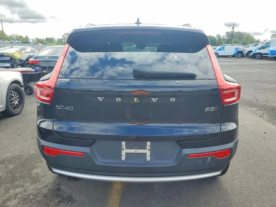 2025 VOLVO XC40 CORE  