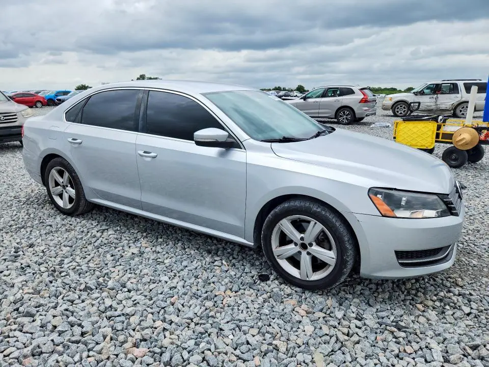 2013 VOLKSWAGEN PASSAT SE  