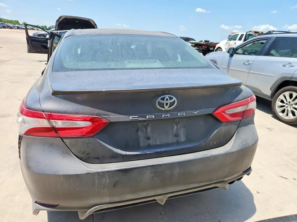 2018 TOYOTA CAMRY SE  