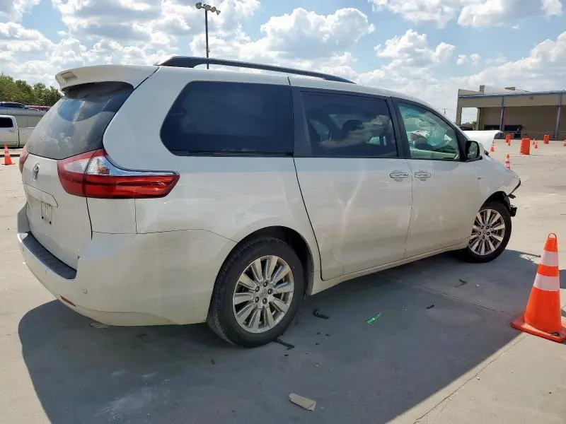 2017 TOYOTA SIENNA XLE  