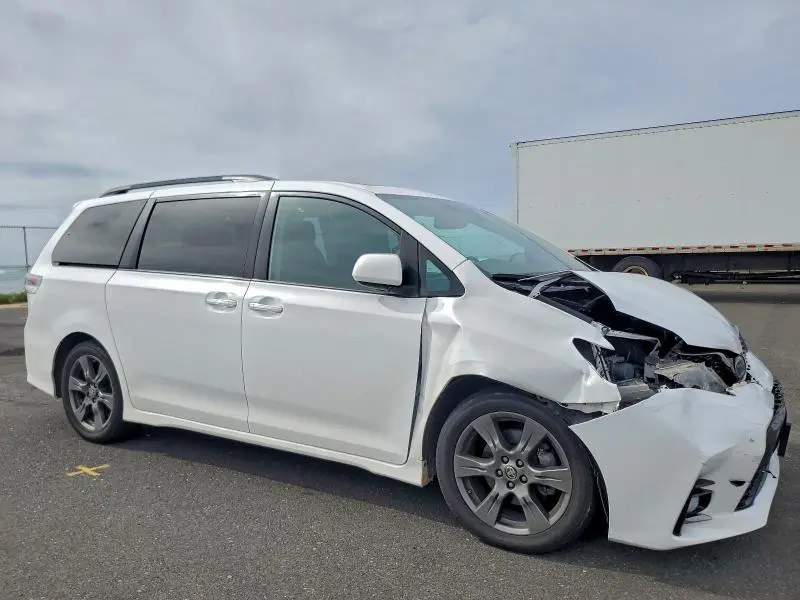 2020 TOYOTA SIENNA SE  