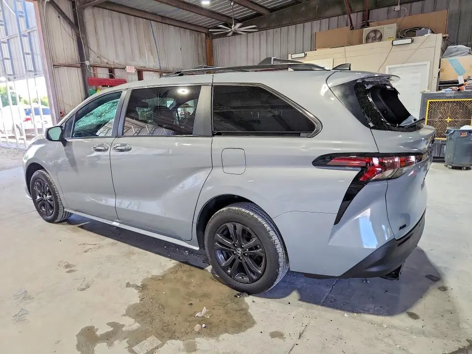 2024 TOYOTA SIENNA WOODLAND EDITION  