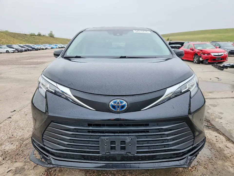 2022 TOYOTA SIENNA LE  