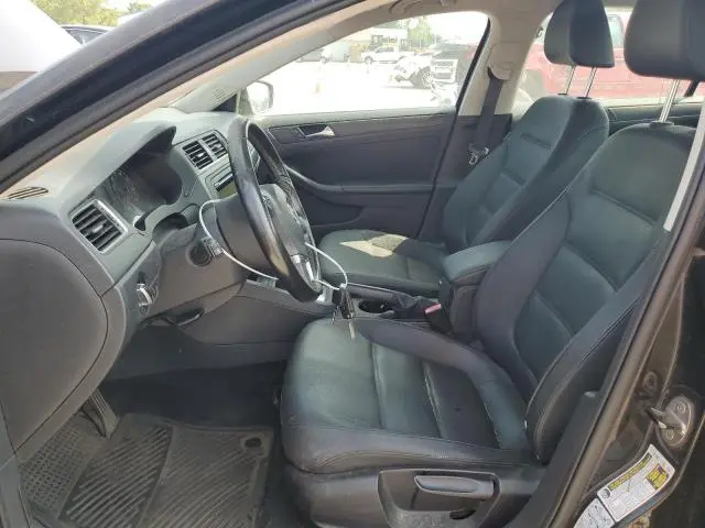 2011 VOLKSWAGEN JETTA SE  