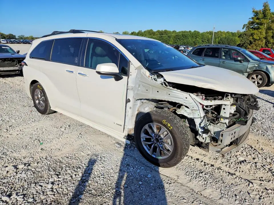 2021 TOYOTA SIENNA XLE  