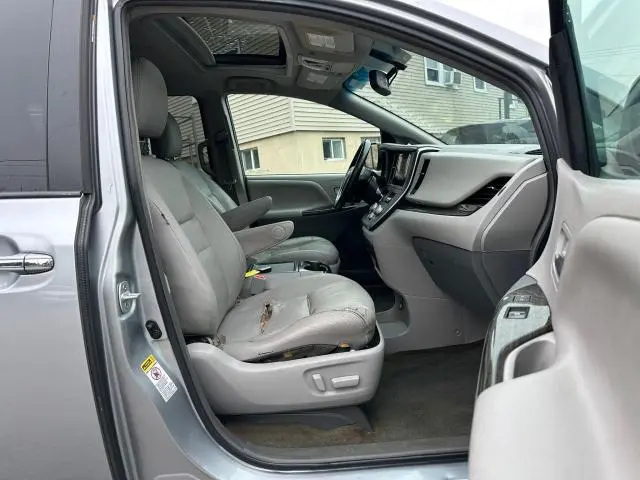 2017 TOYOTA SIENNA XLE  