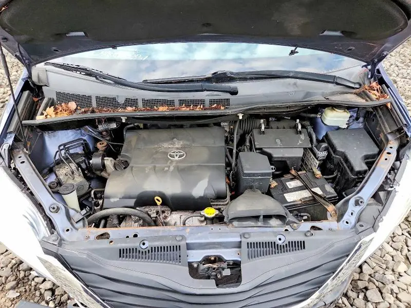 2016 TOYOTA SIENNA LE  