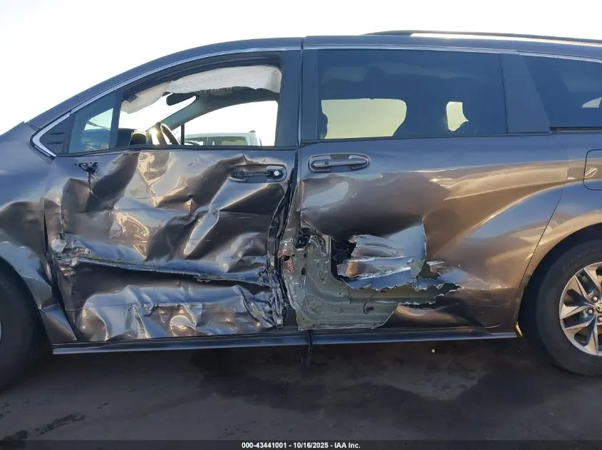 2022 TOYOTA SIENNA LE