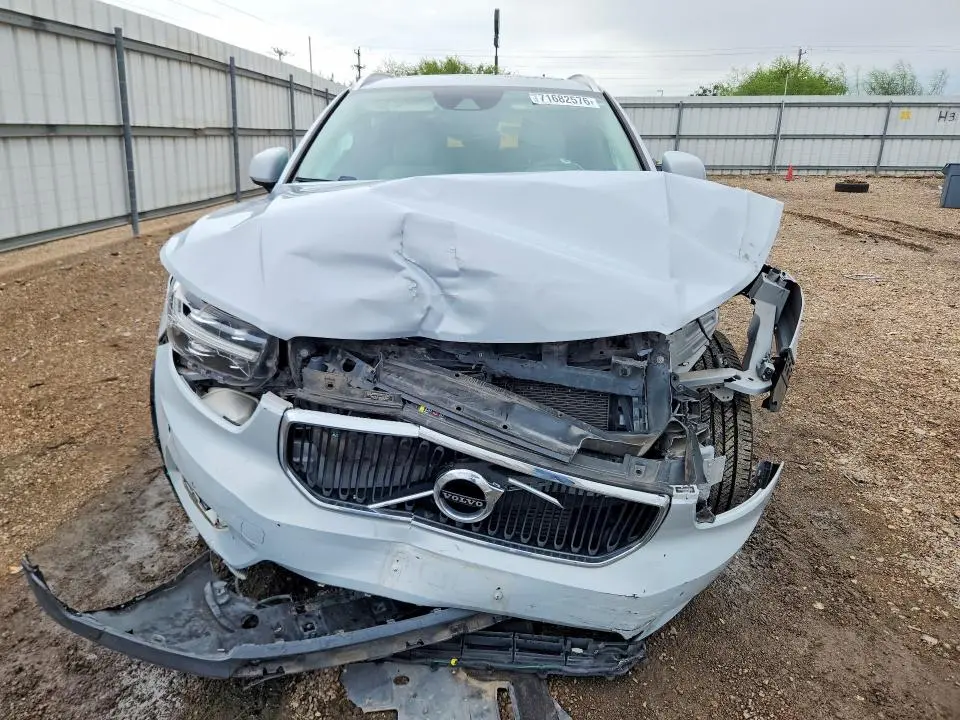 2021 VOLVO XC40 T5 MOMENTUM  