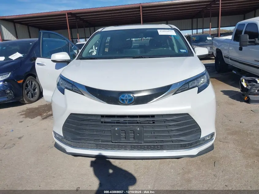 2023 TOYOTA SIENNA XLE