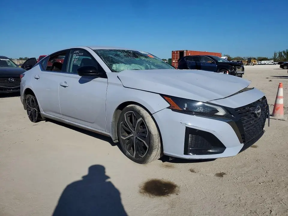 2024 NISSAN ALTIMA SR  