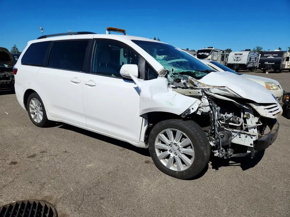 2017 TOYOTA SIENNA LE  