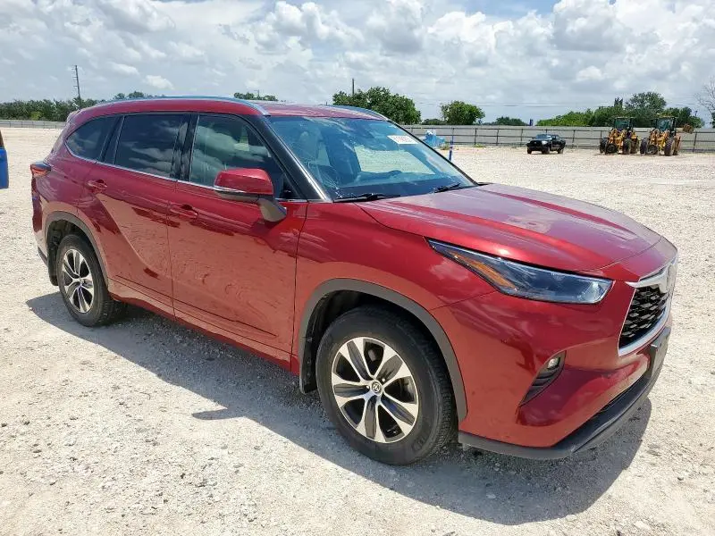 2021 TOYOTA HIGHLANDER XLE  