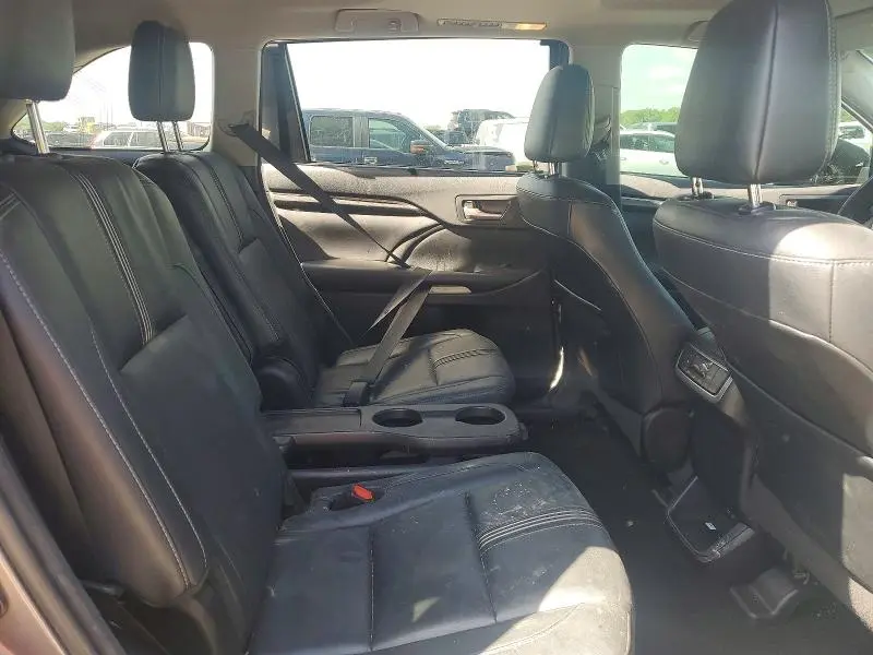 2017 TOYOTA HIGHLANDER SE  