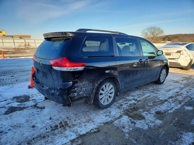 2013 TOYOTA SIENNA XLE  