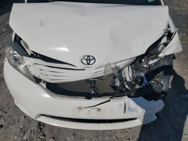 2017 TOYOTA SIENNA LE  